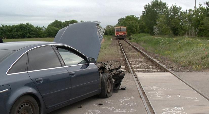 Félmilliós büntetést kapott a férfi, aki a vonat elé hajtott Debrecenben – fotókkal