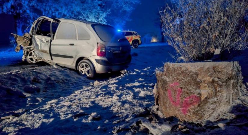 Halál a temetőnél: nyári gumi, és biztonsági öv nélküli közlekedés okozott végzetes balesetet