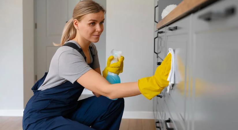 Zsírtól ragad a konyhaszekrényed? Ez az egyszerű és olcsó trükk megoldja