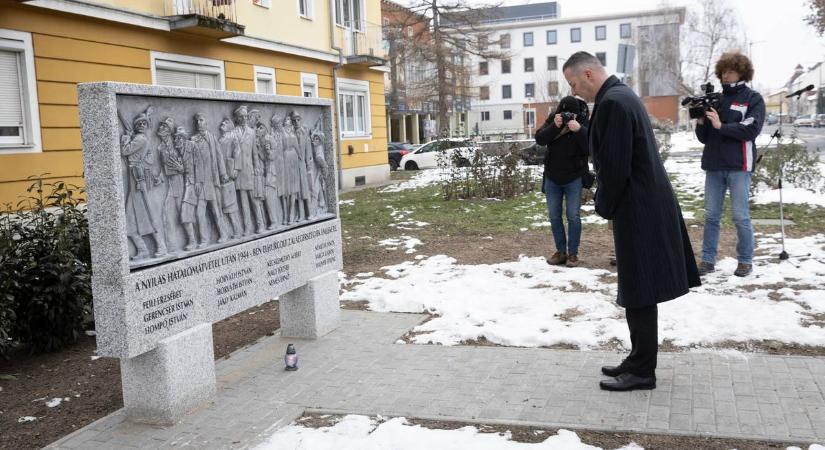 Új helyen, felújítva adták át az 1944-ben elhurcoltak emlékművét (galéria, videó)