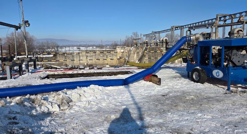 Jégtorlasz nehezíti a vízüzem működését Szászrégenben, szivattyúkkal biztosítják az ellátást