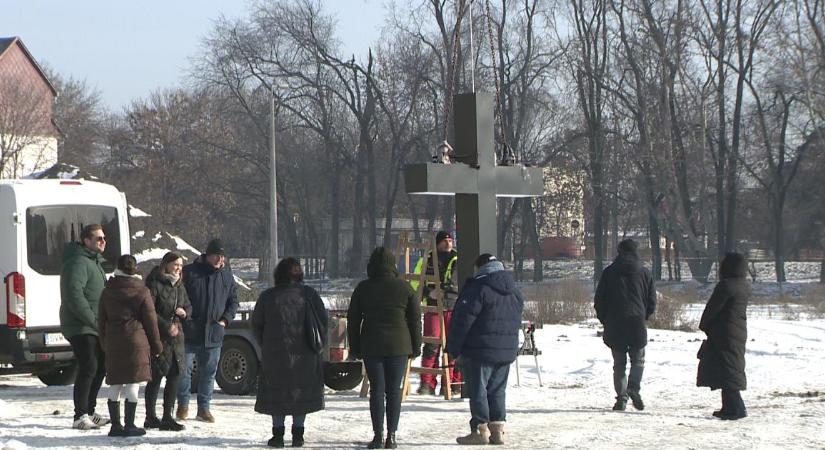 Debrecen új közösségi központja: felkerült a kereszt az Új Remény Baptista Gyülekezet imaházára – videókkal