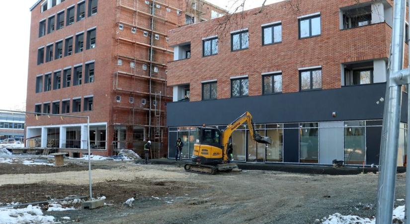 Hatalmas felújításba kezd az OTP Zalaegerszegen – másfél évre költözik ki a bank a székházából (galéria, videó)