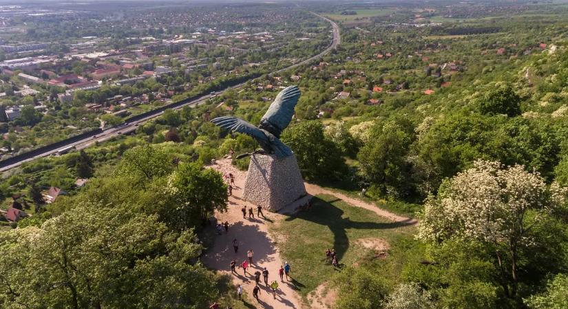Baj van a Turullal, keresik az emlékmű eltűnt részeit