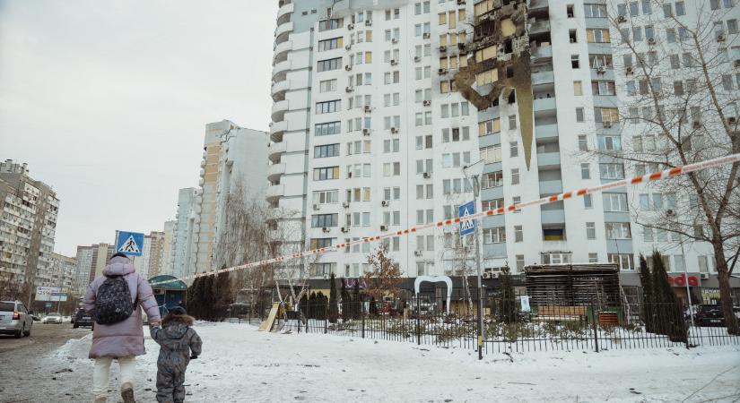 Már hatszázezren menekültek el az áram, fűtés és víz nélkül maradt Kijevből