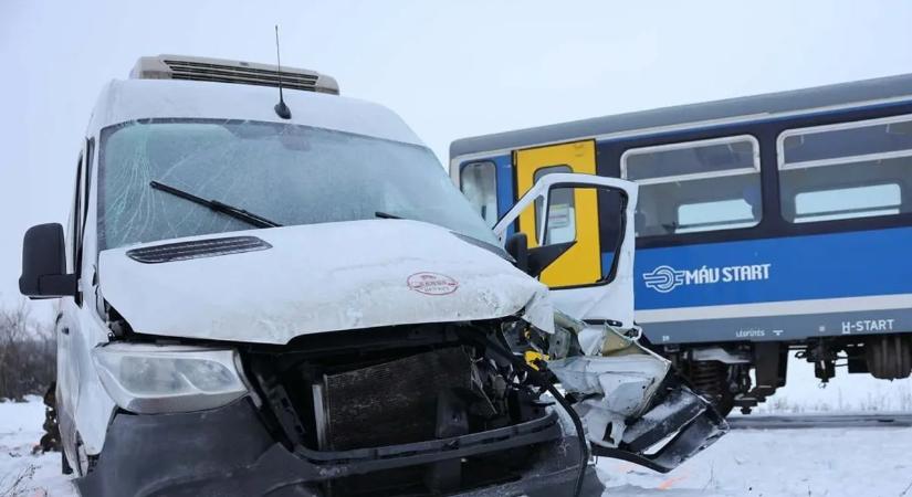 Vonatbaleset Tatabányán: autó csapódott a szerelvény oldalának a vasúti átjáróban