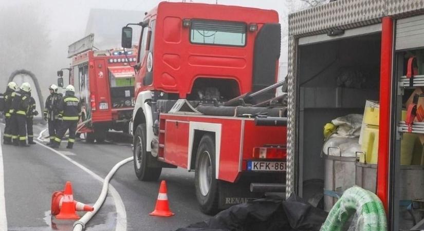 Kigyulladt egy istálló, több tűzoltó indult a helyszínre