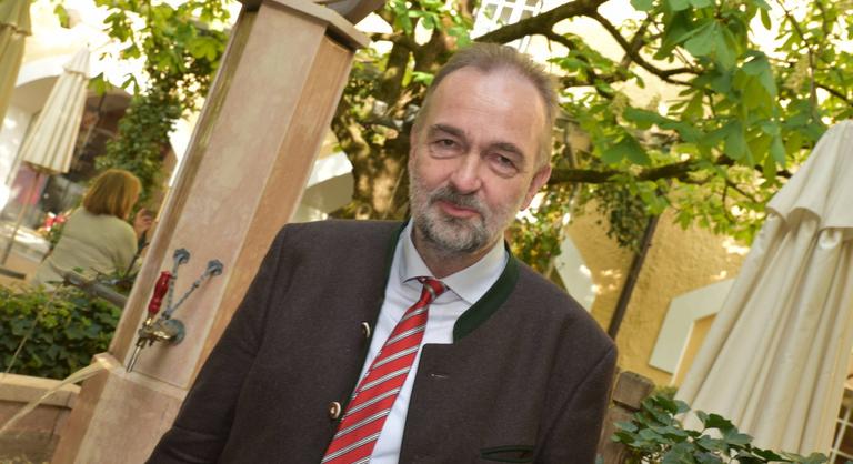 Bemutatjuk a Habsburgot, aki páros lábbal szállt bele Orbán Viktorba