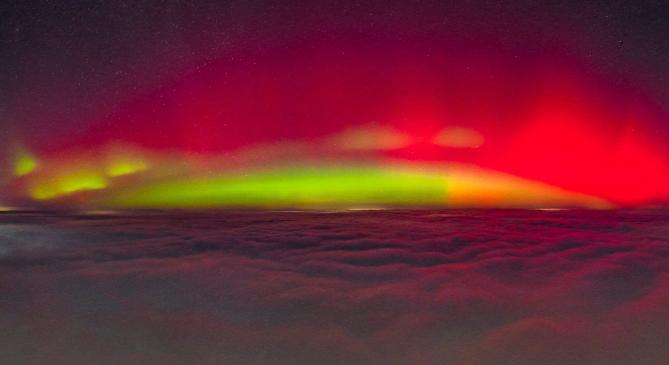Így tündökölt a sarki fény a ködpaplan fölött