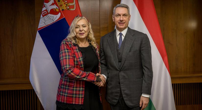 Lázár János szerint heteken belül megindulhat a forgalom a Budapest-Belgrád vasútvonalon