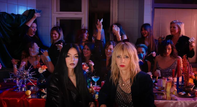 „Vedd le mások bugyiját” – Klipet kapott Péterfy Bori és Sisi közös dala