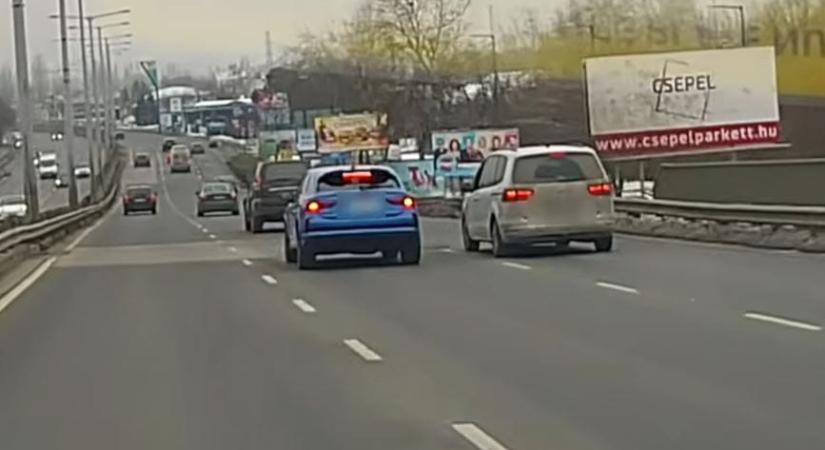 Videón a balhé: az M3 bevezetőjénél szlalomozás után kaptak össze az autósok