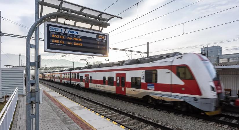 Vérbe fulladt terror a vonaton! Tinédzser lányt vertek meg és halállal fenyegették – az utasok csak nézték!