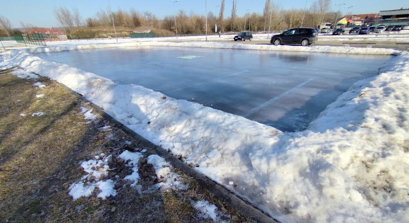 Végre hivatalosan is megnyitották a feljavított korcsolyapályát Párkányban