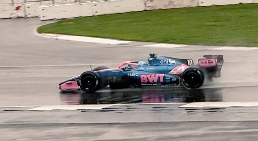 Kiszivárgott felvételek: esőben járatta be új F1-esét az Alpine