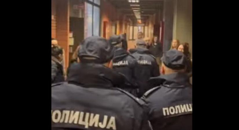 A dékán kihívta a rendőrséget, még tart a blokád a Bölcsészkaron