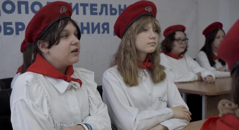 „Nem a parancsnokok nyerik a háborúkat, hanem a tanárok” – jelentette ki Putyin, majd bevezette a hadi tantervet