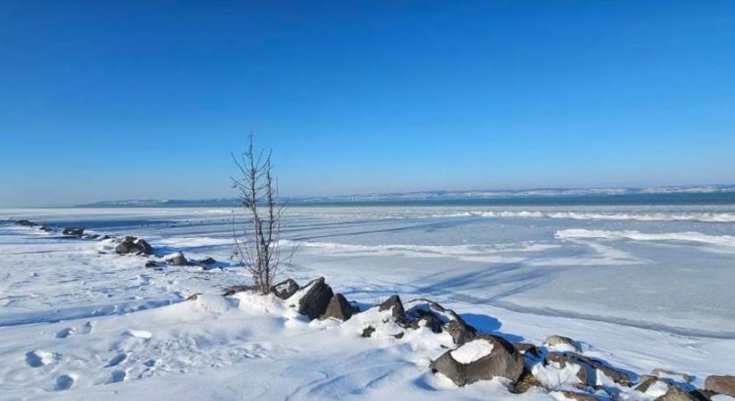 Rendőrség: Megfelelő a jégvastagság a Balatonnál, de van egy komoly tiltás – 200 ezer forintos bírság a szabályszegőknek