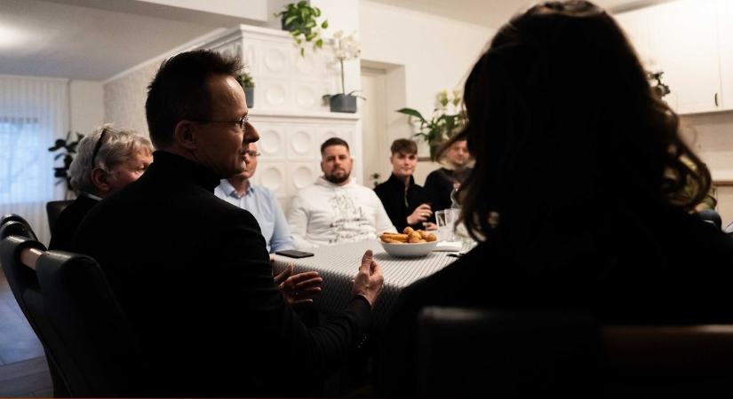 Nem sajtótájékoztató, nem kampány – mégis itt hangzanak el a fontos kérdések, még a miniszter is meglepődött