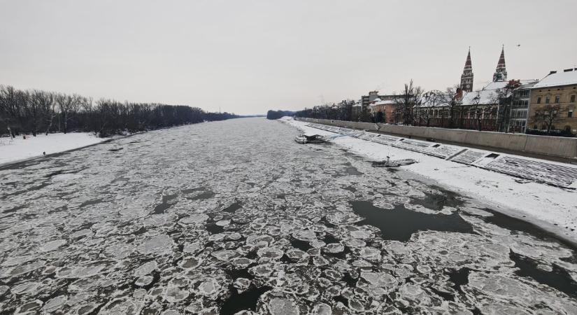 Mínusz 8 fok volt – az egyetemisták mégis bementek a jeges Tiszába – galériával