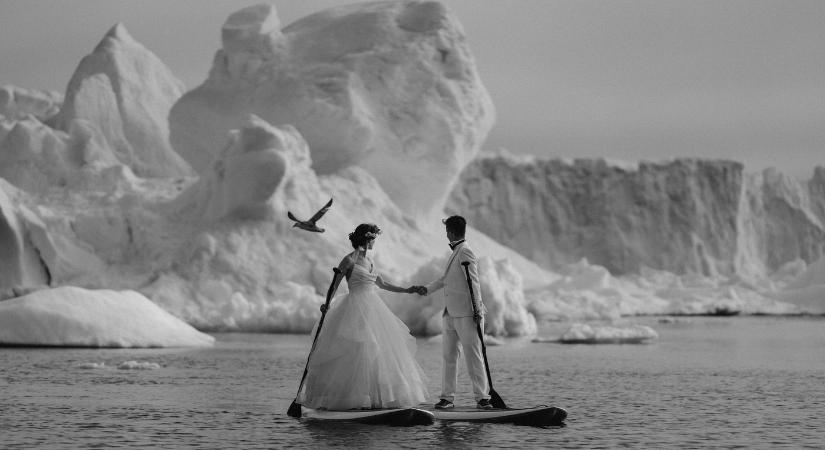 Az év legjobb esküvőfotói: SUP-ozó pár a grönlandi jéghegyek alatt és egy lélegzetelállító víz alatti csók