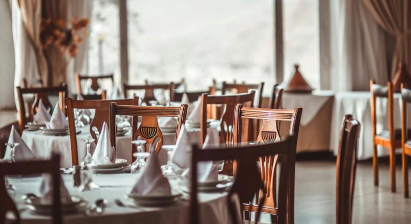 „Nincs mit csökkenteni. Ha indokolt mértékben emeltünk volna, a vendég nem jött volna be.” Mi lesz veled, magyar gasztronómia?