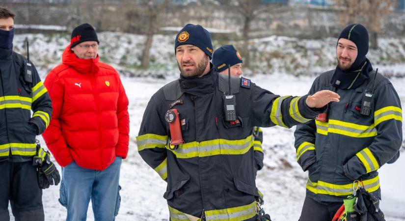 Mentési gyakorlatot tartottak egy szimulált vonatbalesetnél Gímesen (VIDEÓ)