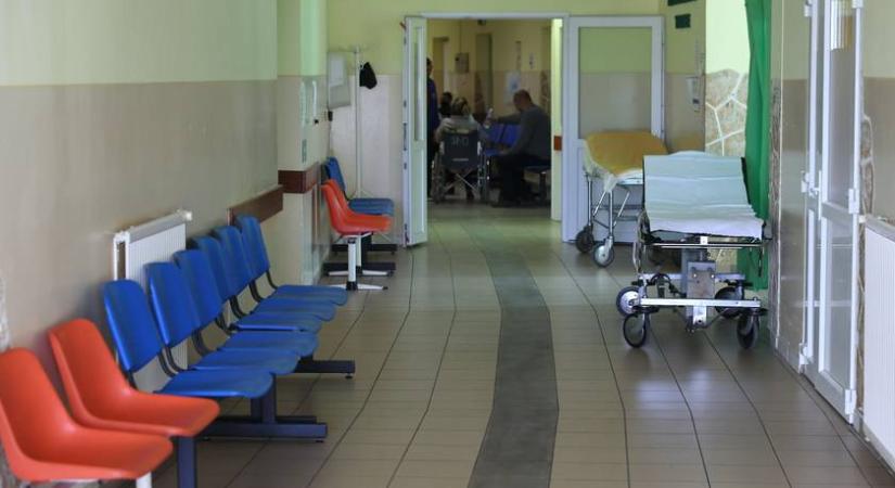 Tilos a látogatás ezekben a kórházakban: szigorítást vezettek be több intézményben