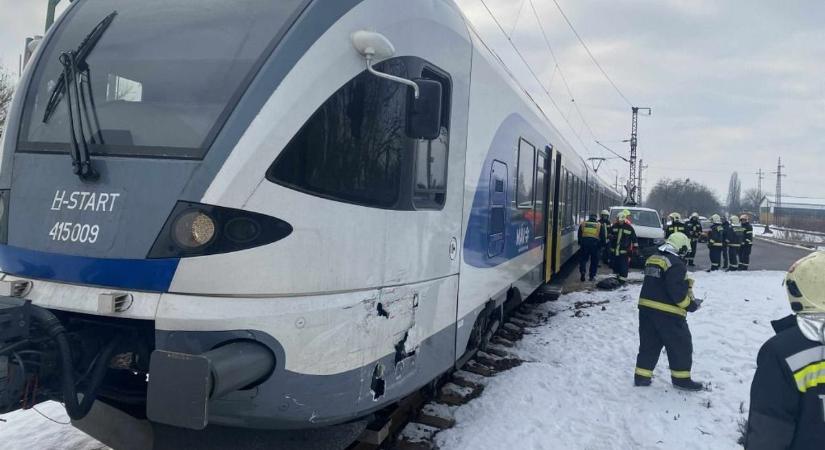 Helyszíni fotókon a tatabányai vonatbaleset