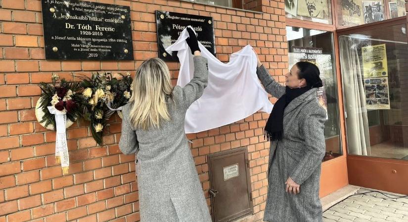 Nem volt csapata, mégis maradandót alkotott – emléktáblát kapott a szegedi irodalomtörténész