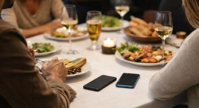 Digitális etikett: Hol a határ a mobiltelefon használat és a tiszteletlenség között?