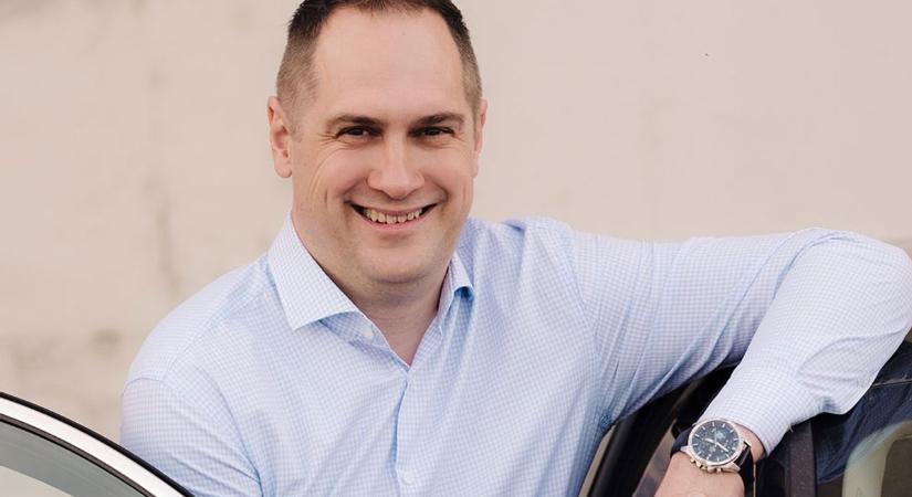 Váratlan dolog szakította félbe Steigervald Krisztián szekszárdi előadását (videó)