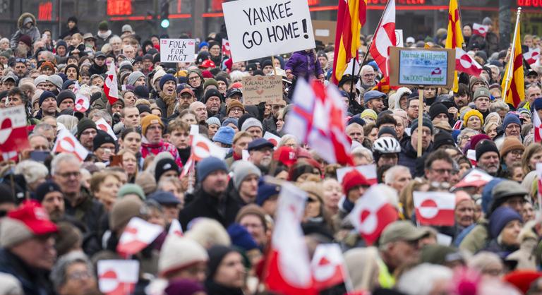 Donald Trump jellegzetes MAGA-sapkáját parodizálták a grönlandi tüntetők