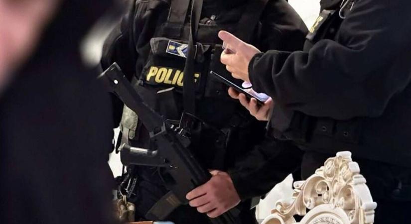 Kommandó gyűjtötte be a lakásmaffia tagjait