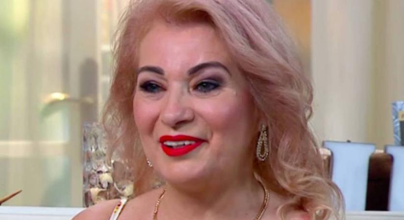 A 66 éves Kiszel Tünde bikiniben villantott bomba dekoltázst Dubajban: ragyog a pálmafás medence mellett