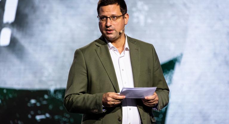 Összecsapott Gulyás Gergely és Magyar Péter a rezsistop miatt