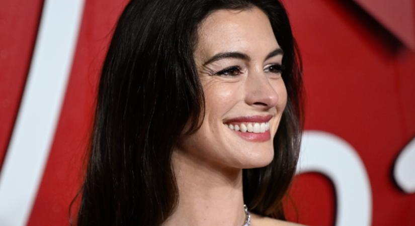 Ez volt Anne Hathaway legszebb Valentino ruhája: lélegzetelállító darab