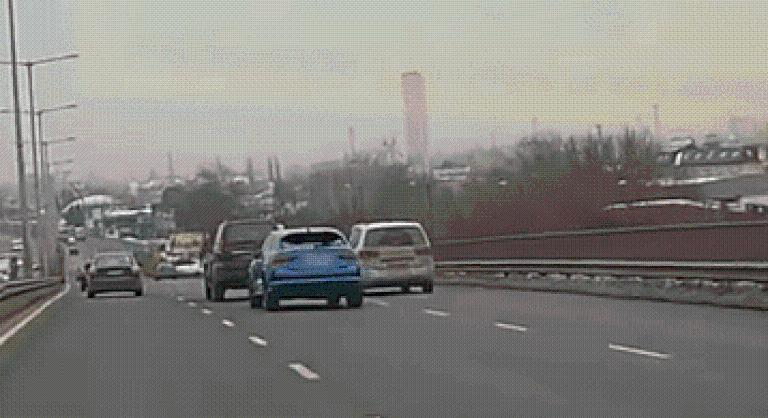 Elszabadultak az indulatok az M3-as bevezetőjén, üdítős palackok repkedtek az autópályán