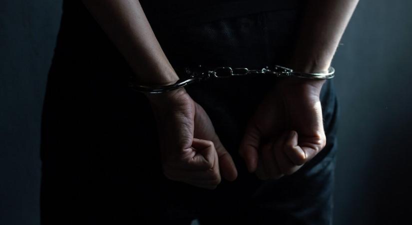 BMW‑vel csapódott be szándékosan a rendőrkapitányságra egy férfi – megdöbbentő felvételek a helyszínről