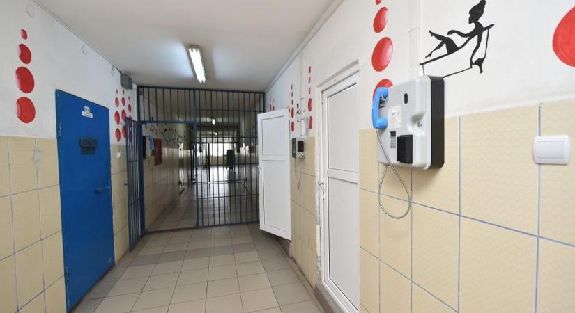 Romániában is a javítóintézet átszervezésében látták meg az olcsó megoldást