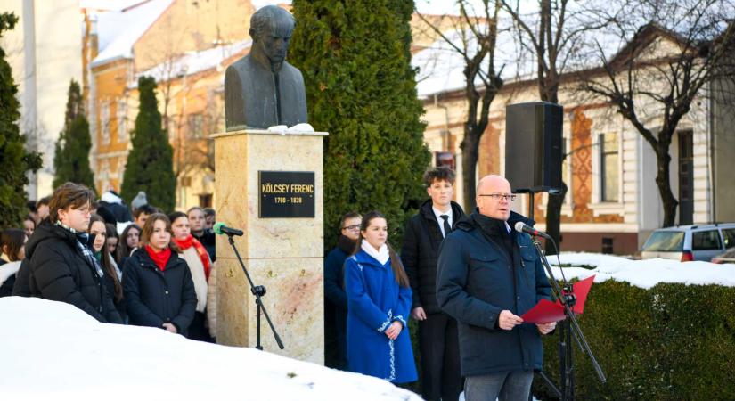 Főhajtás és koszorúzás Kölcsey Ferenc szatmári szobránál