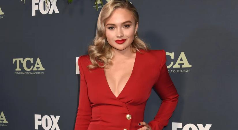 Natalie Alyn Lind ártatlan tekintettel tolja csodás melleit az arcunkba – képgaléria