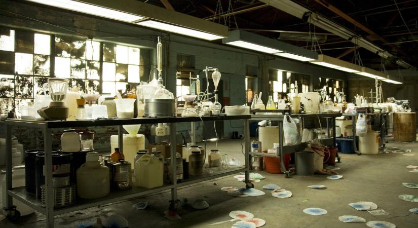 Két tucat, ipari méretű droglaborra csaptak le a hatóságok