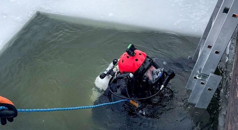 Jég alatti merülés és eszközmentés: így készülnek a vízimentők a Balatonon