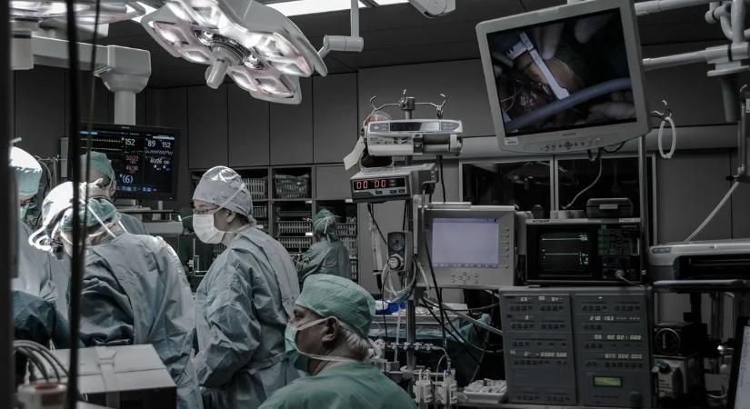Orvosi áttörés: Mellkasnyitás nélkül végeztek életmentő szívműtétet