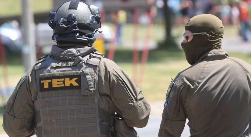 Fegyverrel fenyegetőzött egy férfi Győrben