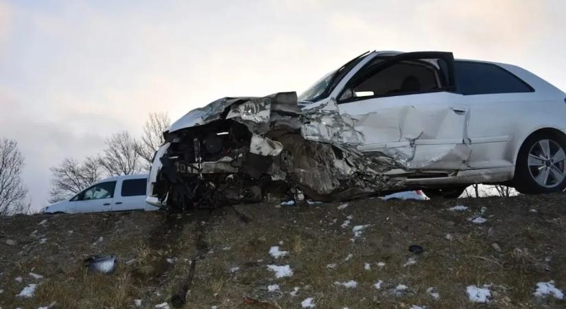 Audi okozott frontális balesetet, a sofőr elmenekült