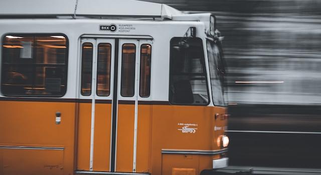 Ennyivel emelkedik a dolgozók bére a BKV-nál