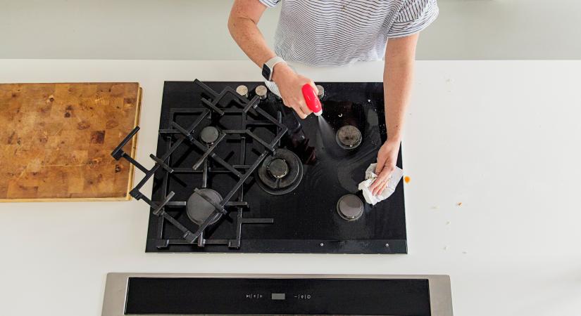 Makacs kosz a tűzhelyen? 3 filléres módszer, amivel az égőfejek újra ragyognak