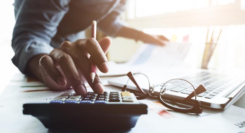 Éves zárásnál feltárt, el nem számolt bevételek/költségek áfakezelése az időszakos szolgáltatások szabályai alapján